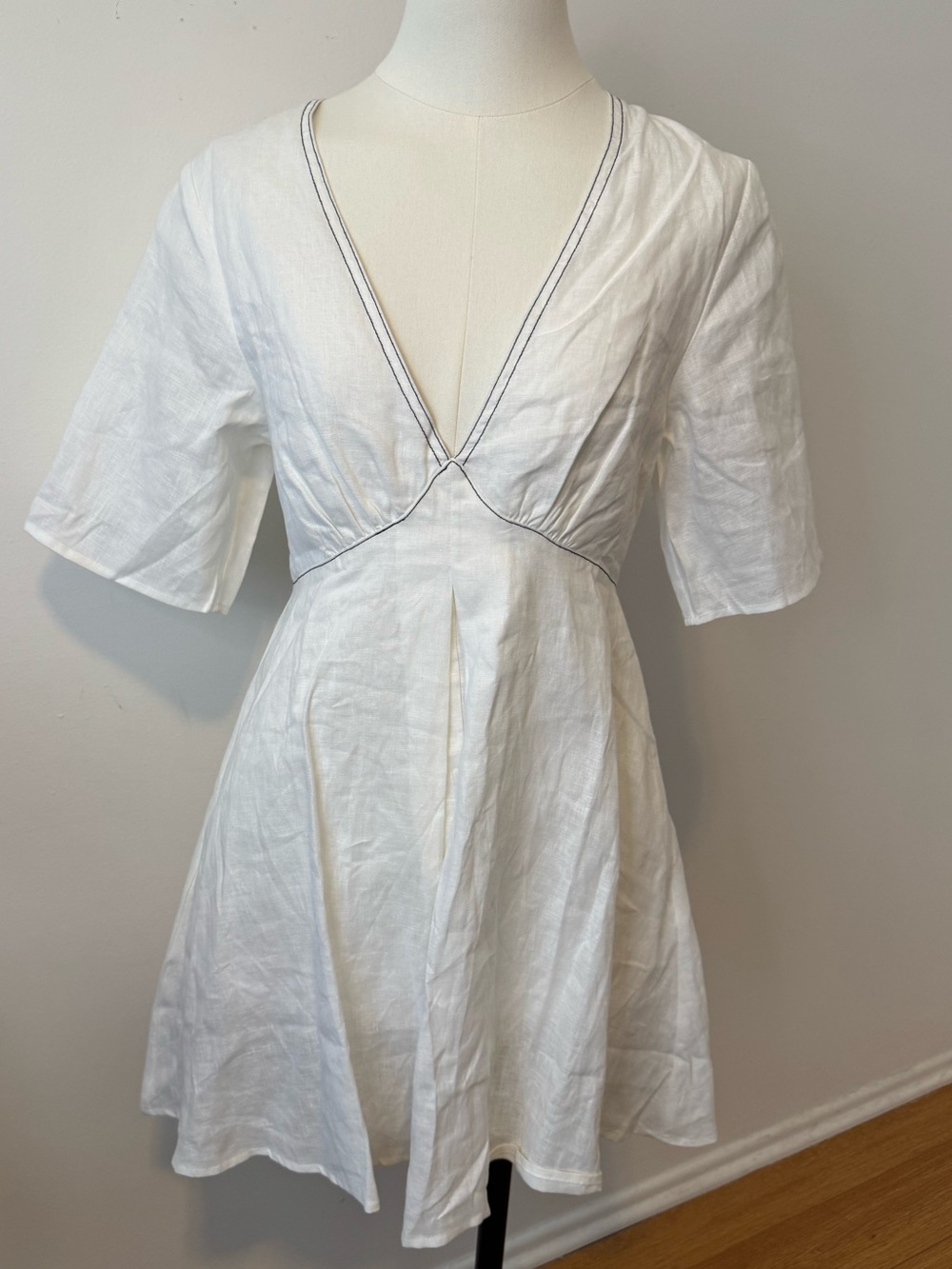 NWT DISSH Rhodes Linen White V-Neck Mini Dress with Contrast Piping Size 2 - Picture 4 of 12